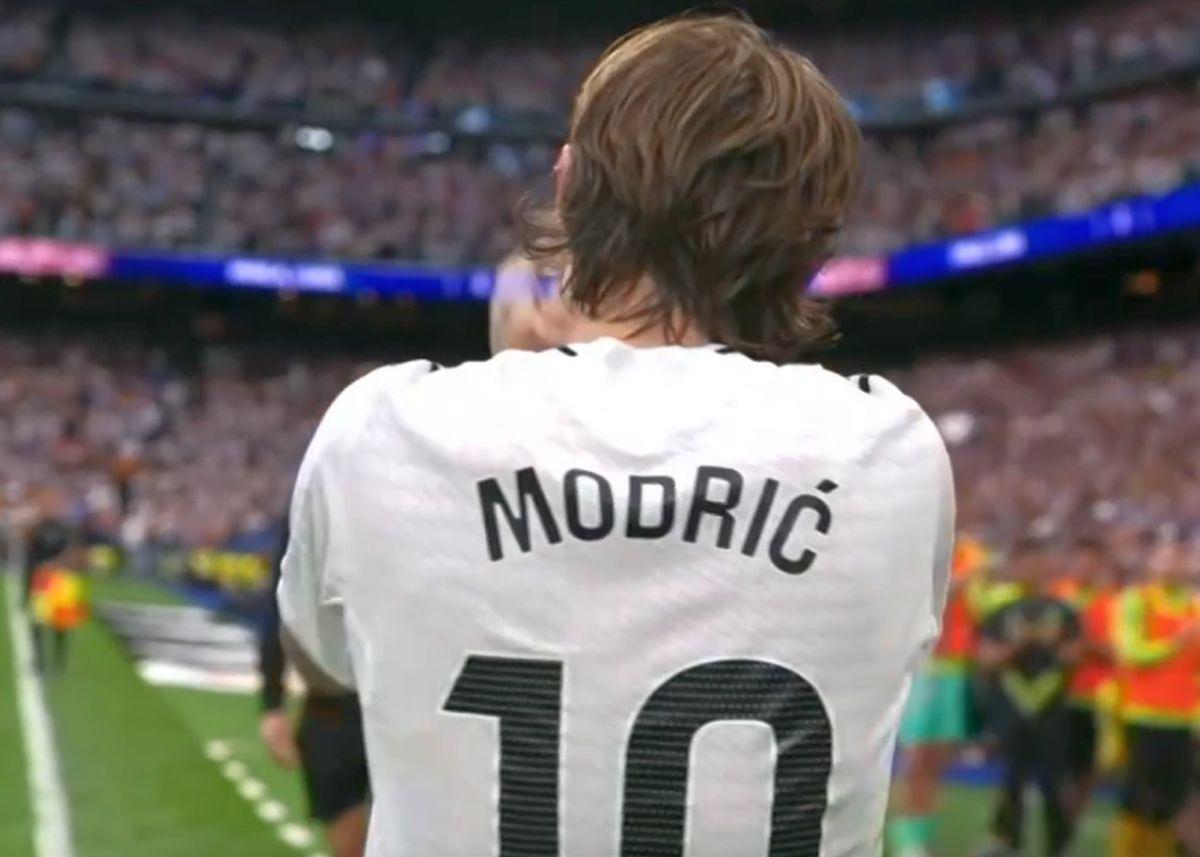 Copleșitor! S-au oprit în timpul meciului și au format garda de onoare pentru Luka Modric. Croatul, în lacrimi la ultimul lui meci pe „Bernabeu”