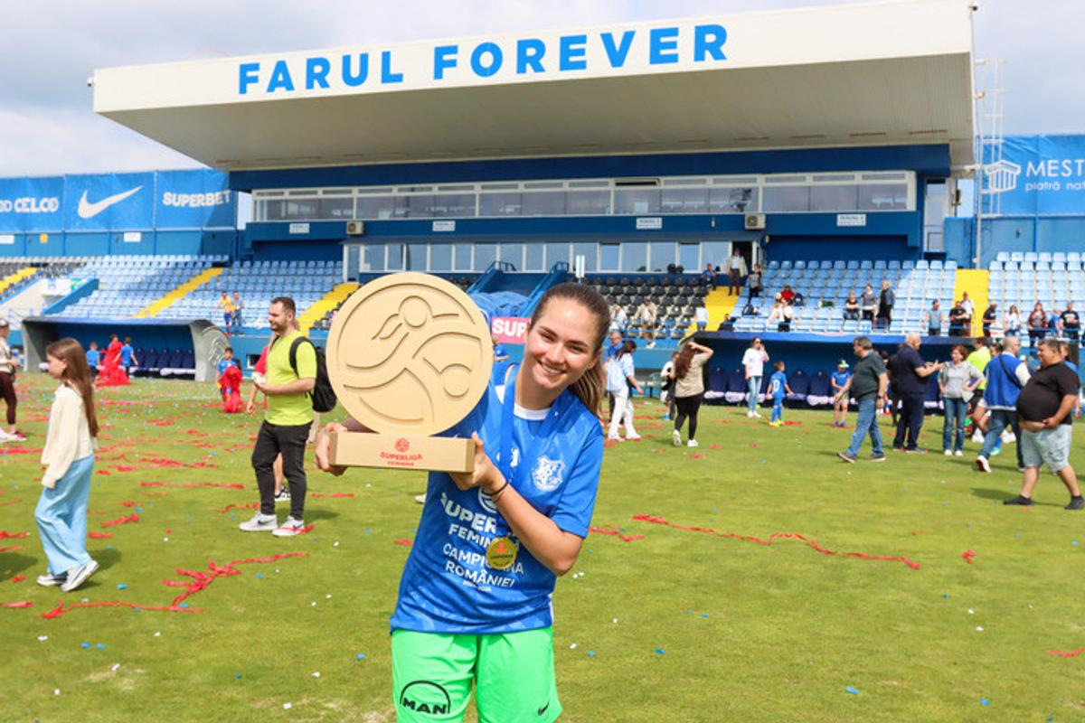 Farul a primit trofeul de campioană! Imagini superbe de la Ovidiu: copiii au invadat terenul