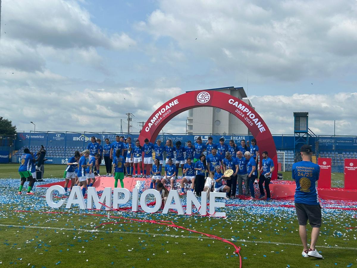 Farul a primit trofeul de campioană! Imagini superbe de la Ovidiu: copiii au invadat terenul