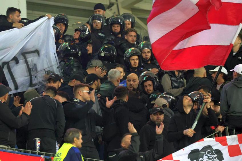 Conflict în galeria lui Dinamo la meciul cu Universitatea Craiova