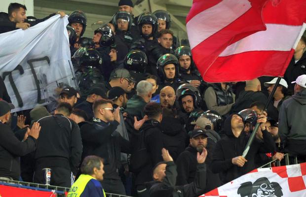 Bătaie în tribune la Craiova - Dinamo! A fost nevoie de intervenția jandarmilor