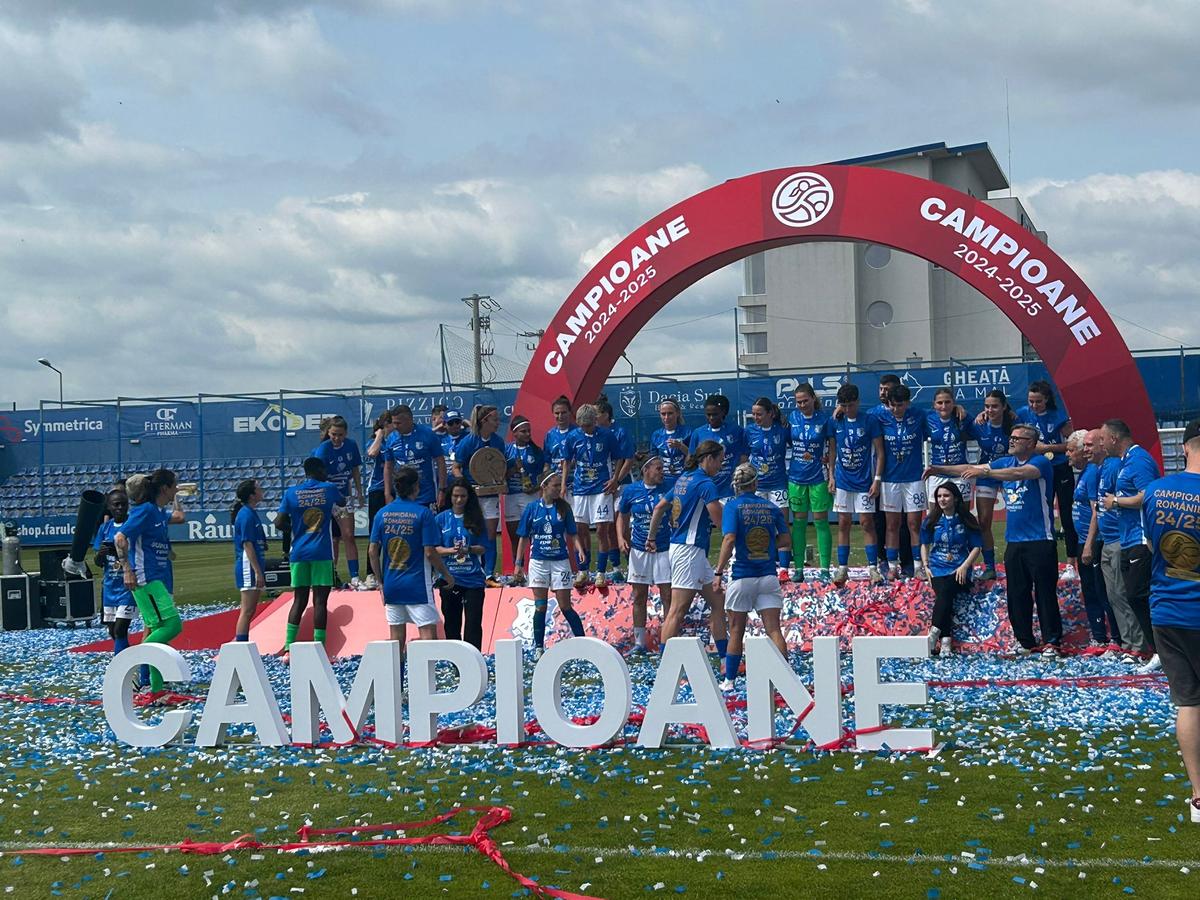 Farul a primit trofeul de campioană! Imagini superbe de la Ovidiu: copiii au invadat terenul
