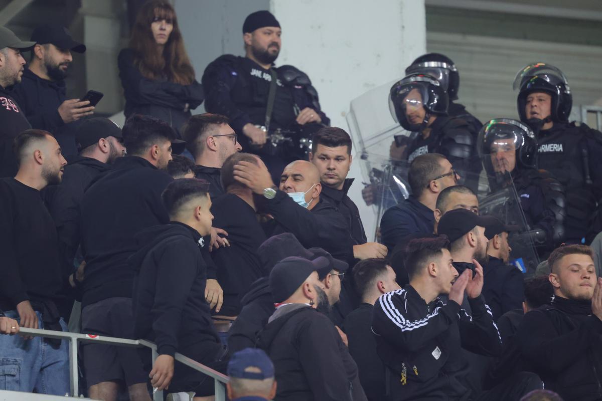 Conflict în peluza lui Dinamo la meciul cu Universitatea Craiova