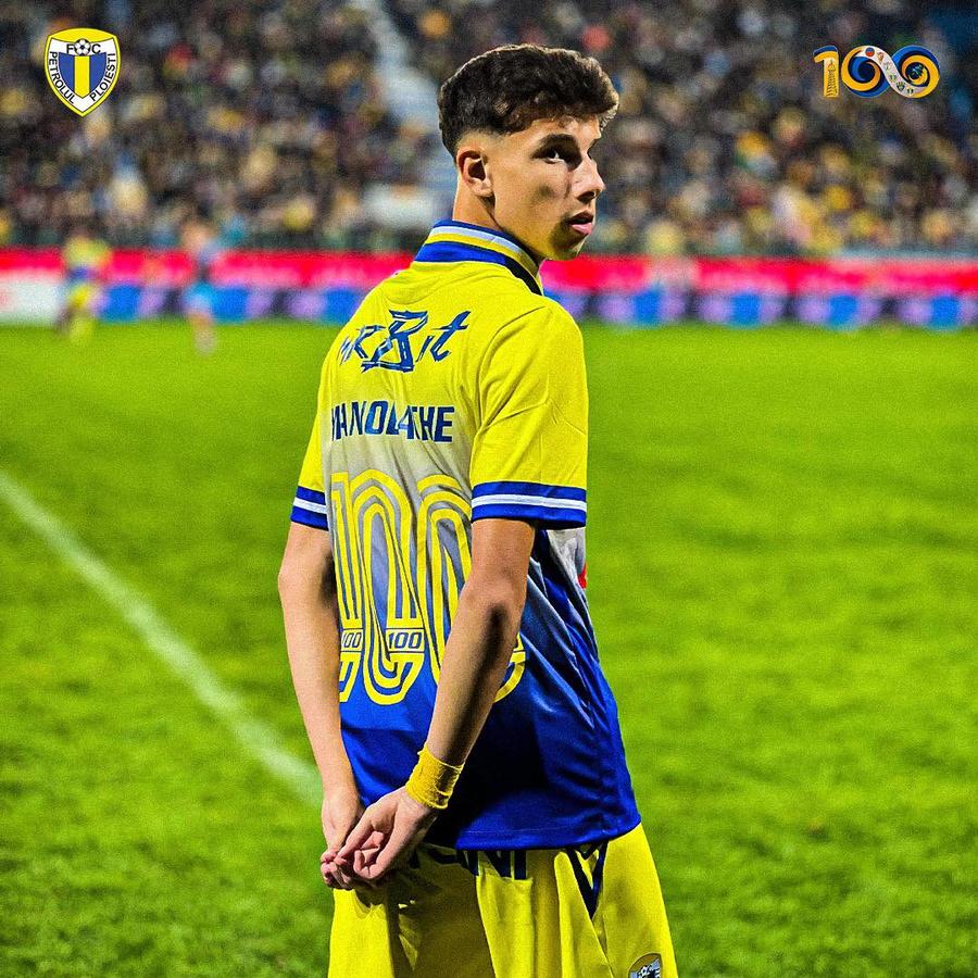 Rareș Manolache a debutat la echipa mare a Petrolului în toamna trecută, la amicalul cu Vitesse, când a purtat pe tricou numărul 100, la centenarul „lupilor”. Foto: fcpetrolul Betis Sevilla, atac la noua perlă a României: „L-au văzut la lotul național, au trimis ofertă” » FCSB, Craiova și Farul au intrat și ele în cursă