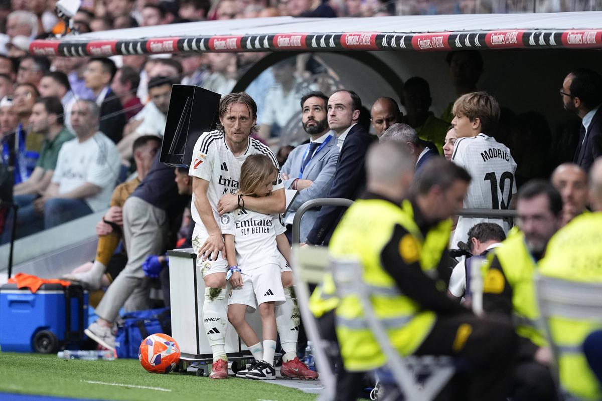 Copleșitor! S-au oprit în timpul meciului și au format garda de onoare pentru Luka Modric. Croatul, în lacrimi la ultimul lui meci pe „Bernabeu”