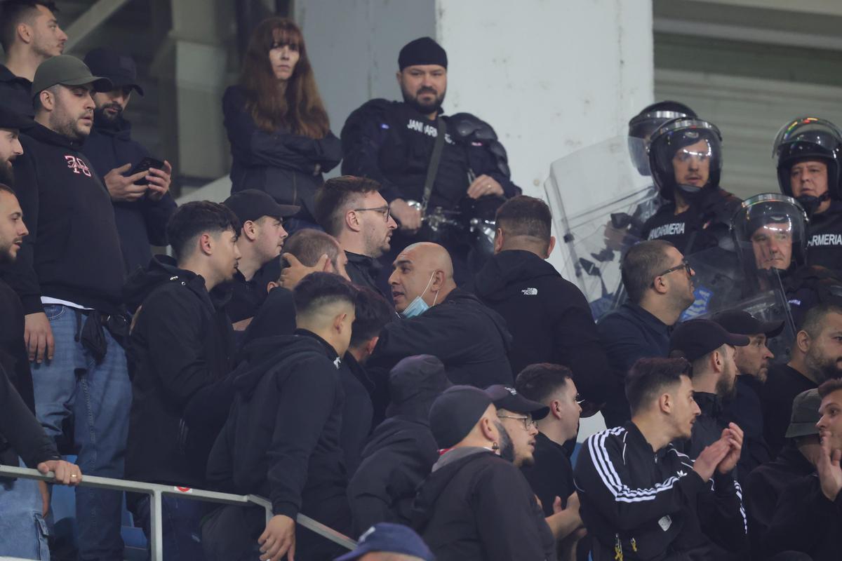 Conflict în peluza lui Dinamo la meciul cu Universitatea Craiova