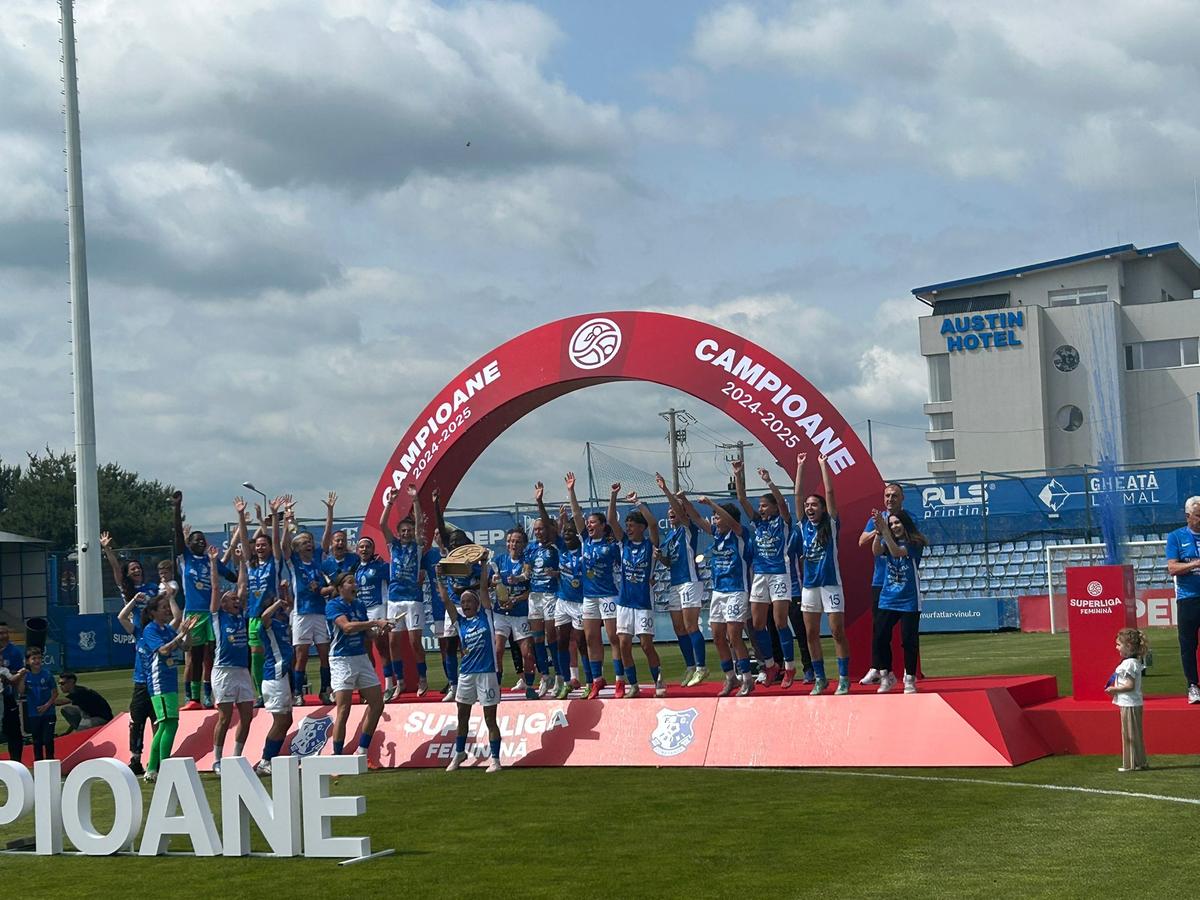 Farul a primit trofeul de campioană! Imagini superbe de la Ovidiu: copiii au invadat terenul