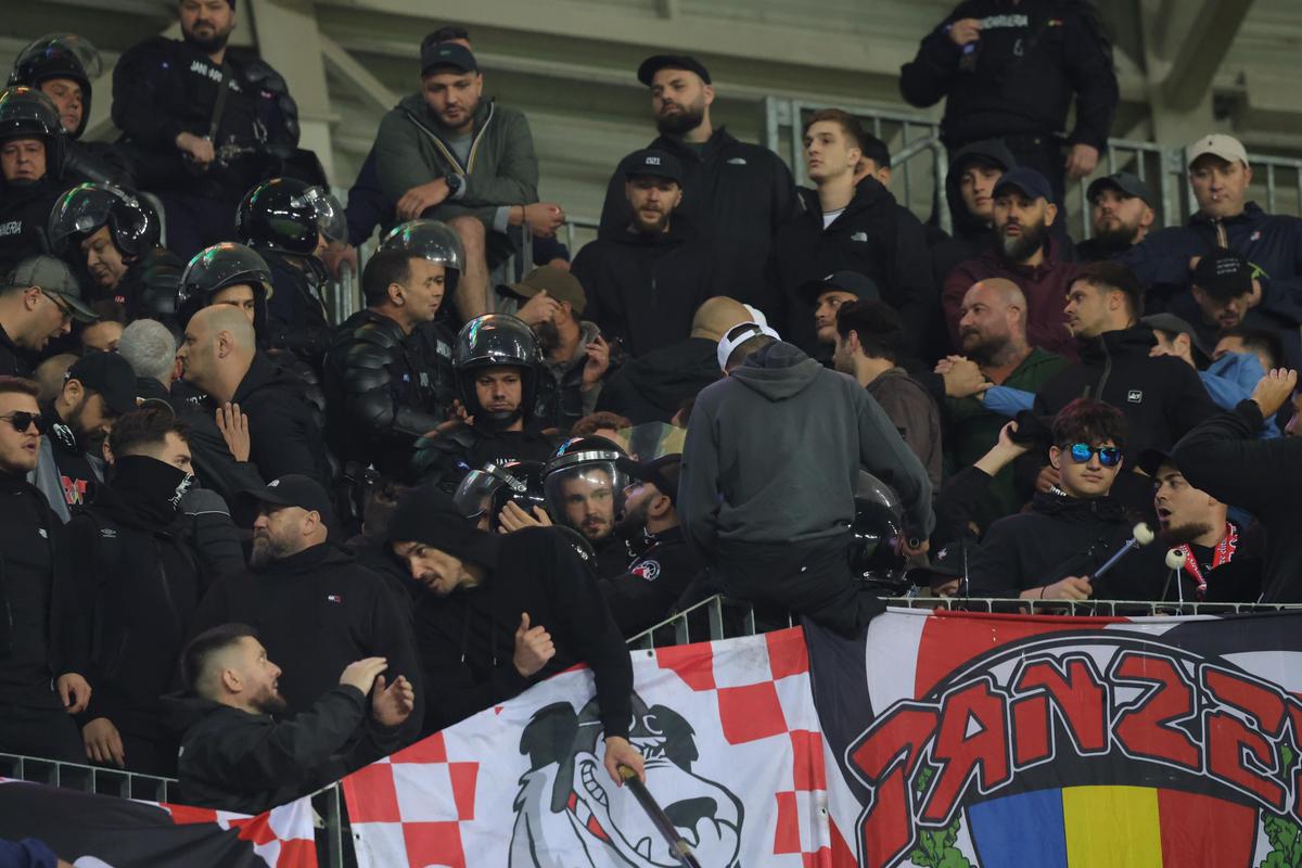 Conflict în peluza lui Dinamo la meciul cu Universitatea Craiova