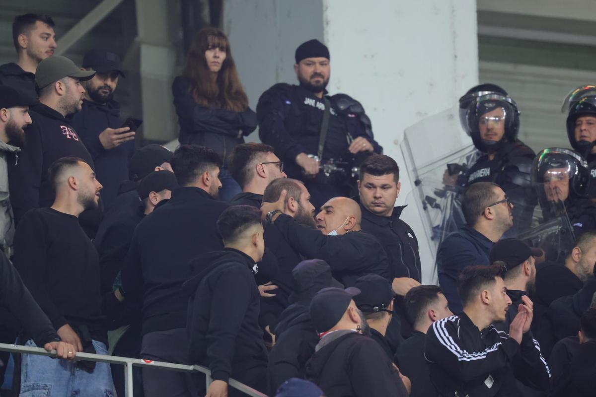 Conflict în peluza lui Dinamo la meciul cu Universitatea Craiova