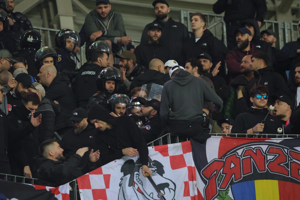 Conflict în peluza lui Dinamo la meciul cu Universitatea Craiova