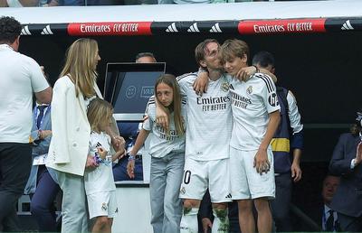 Copleșitor! S-au oprit în timpul meciului și au format garda de onoare pentru Luka Modric. Croatul, în lacrimi la ultimul lui meci pe „Bernabeu”
