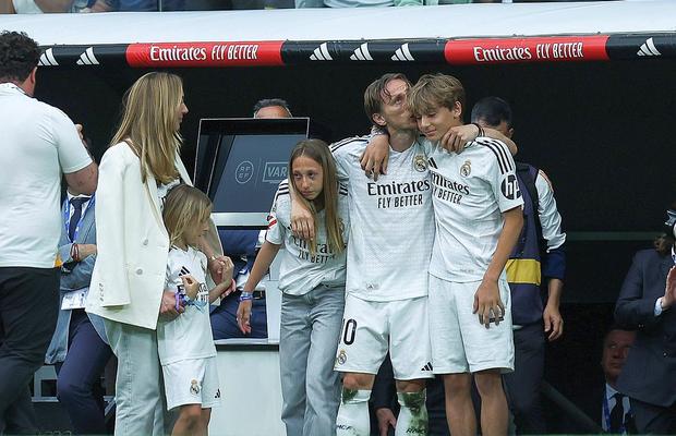 Copleșitor! S-au oprit în timpul meciului și au format garda de onoare pentru Luka Modric. Croatul, în lacrimi la ultimul lui meci pe „Bernabeu”