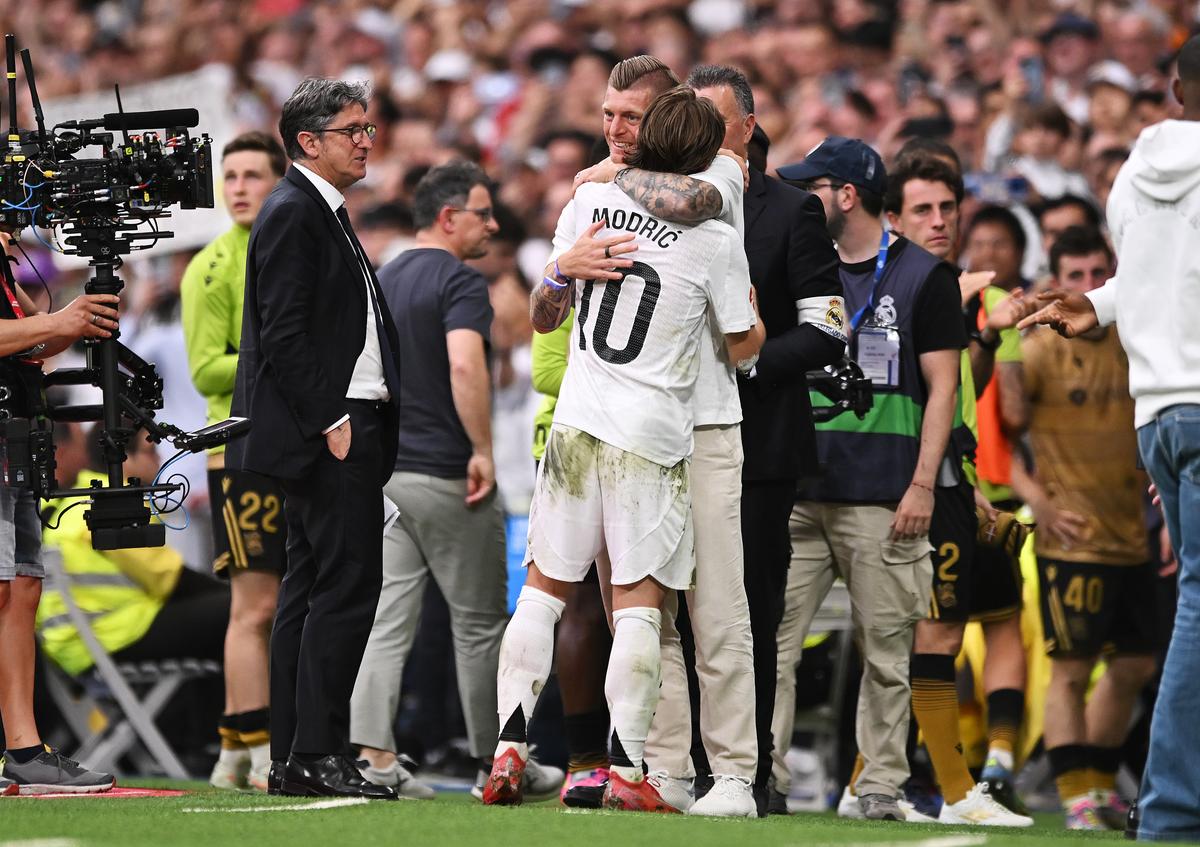Copleșitor! S-au oprit în timpul meciului și au format garda de onoare pentru Luka Modric. Croatul, în lacrimi la ultimul lui meci pe „Bernabeu”
