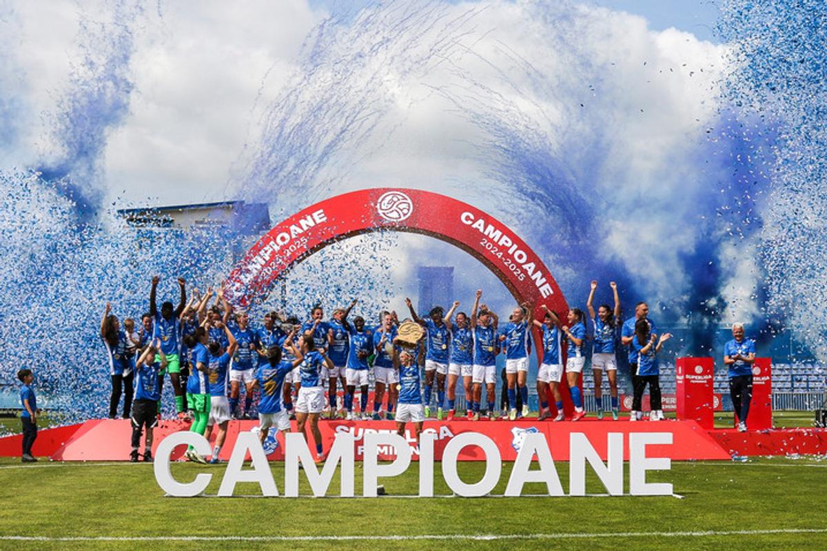 Farul a primit trofeul de campioană! Imagini superbe de la Ovidiu: copiii au invadat terenul