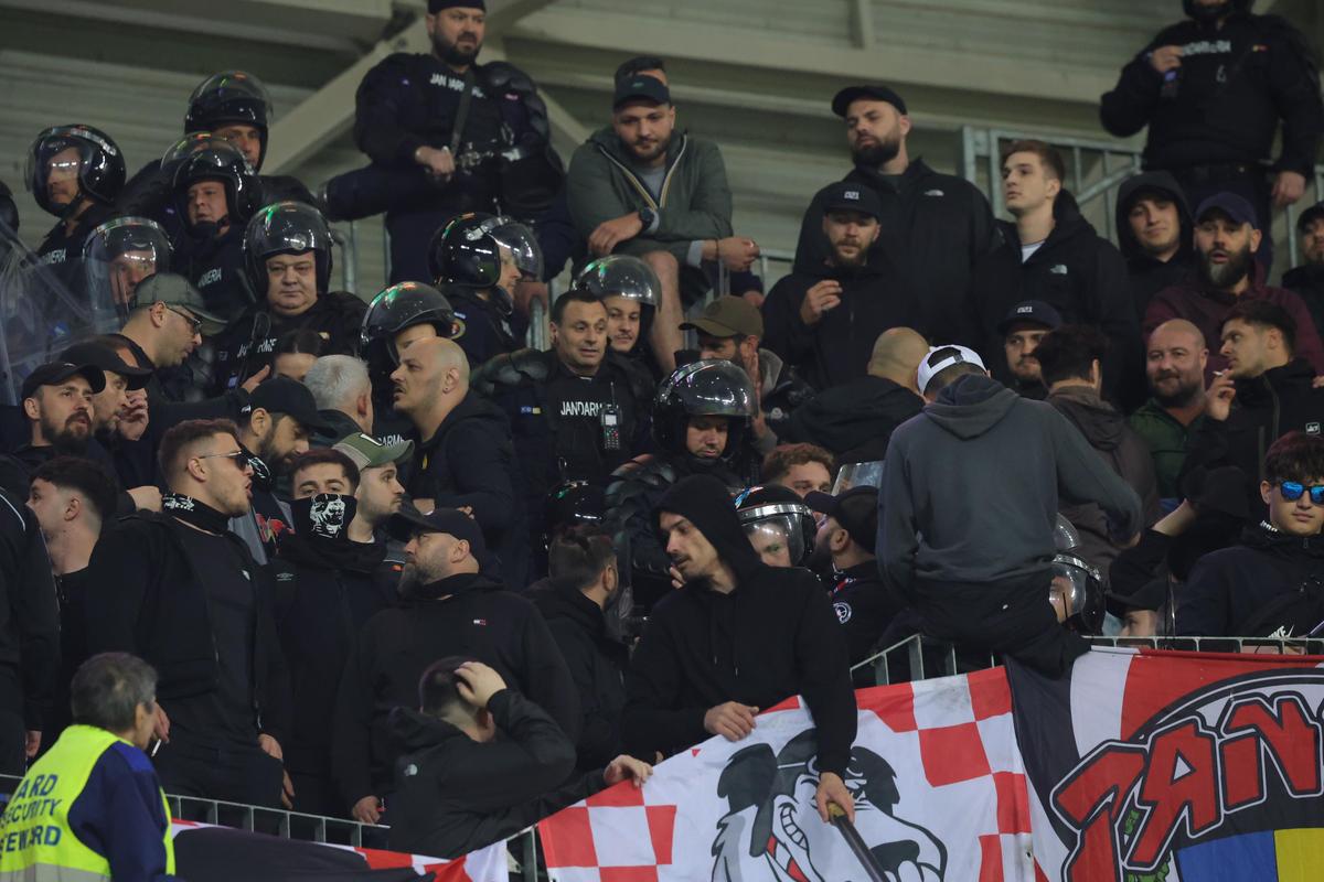 Conflict în peluza lui Dinamo la meciul cu Universitatea Craiova