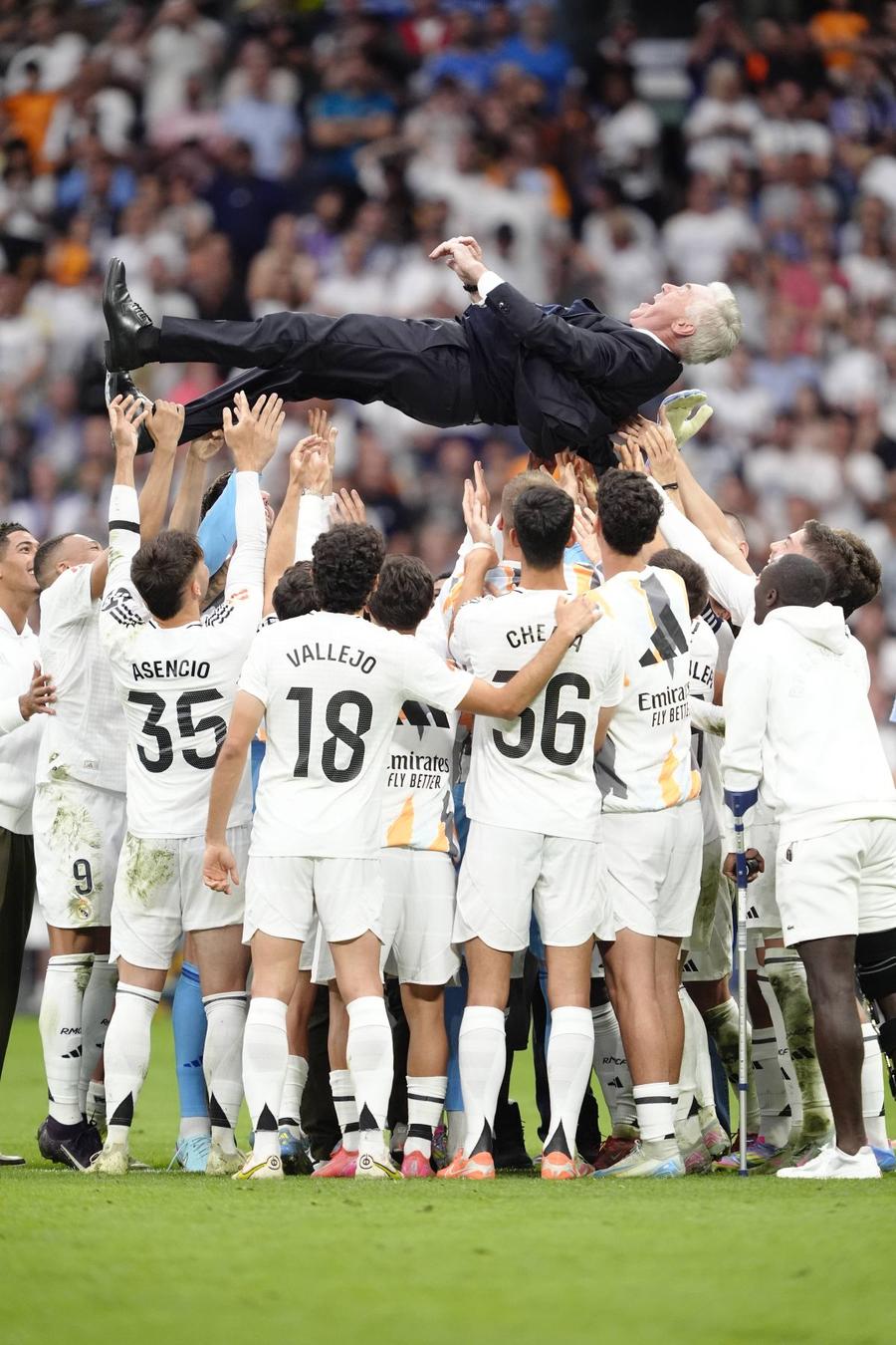 Aruncat pe brațe de jucători, Carlo Ancelotti a încheiat ultimul sezon la Real Madrid cucerind Supercupa Europei și CM al Cluburilor / Foto: Imago Rey Luka, Don Carlo y nada más!