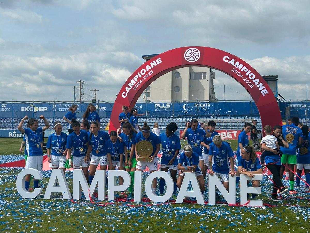 Farul a primit trofeul de campioană! Imagini superbe de la Ovidiu: copiii au invadat terenul