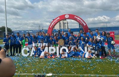 Farul a primit trofeul de campioană! Imagini superbe de la Ovidiu: copiii au invadat terenul