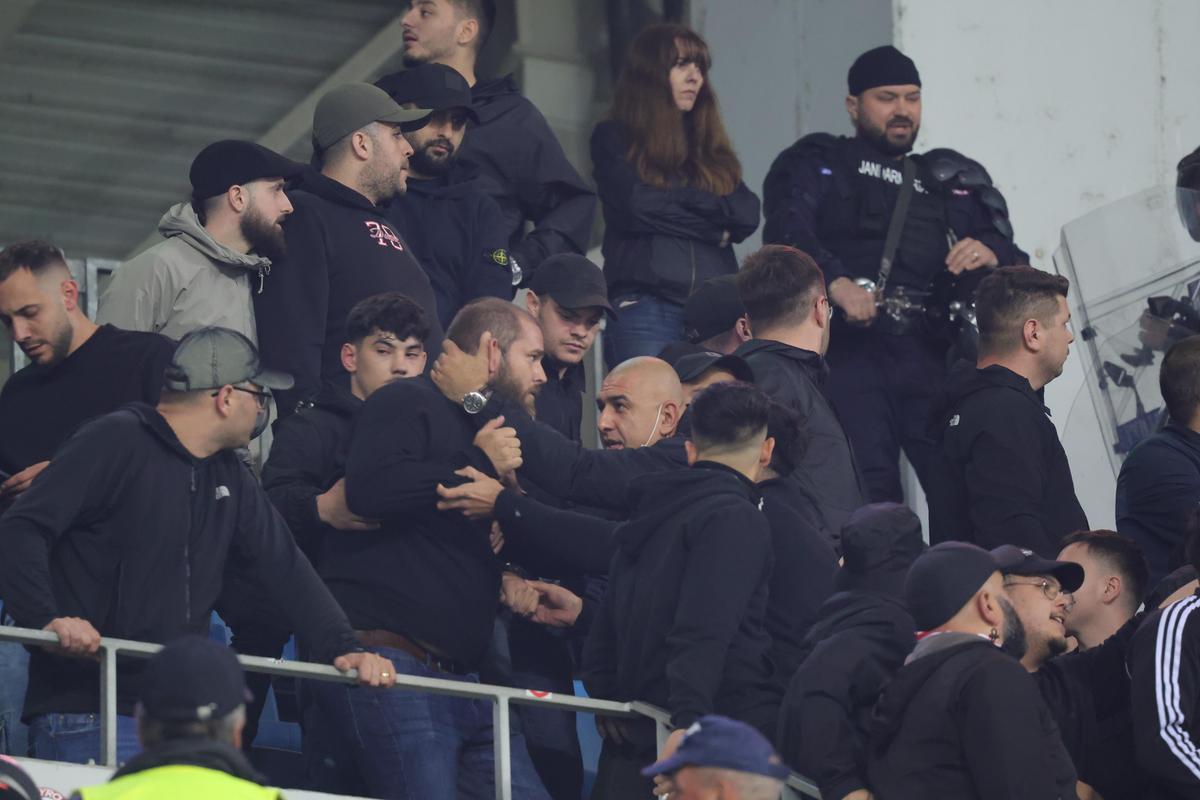 Bătaie în tribune la Craiova - Dinamo! A fost nevoie de intervenția jandarmilor