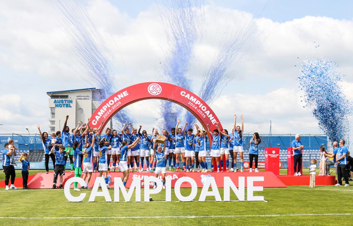 Farul a primit trofeul de campioană! Imagini superbe de la Ovidiu: copiii au invadat terenul