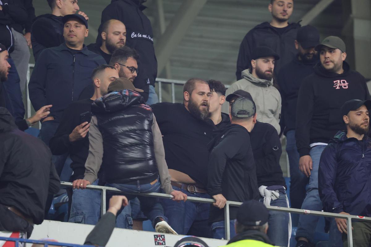 Conflict în peluza lui Dinamo la meciul cu Universitatea Craiova
