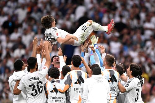 Luka Modric, sărbătorit de colegii săi, la ultima apariție pe Santiago Bernabeu // FOTO: Getty Images