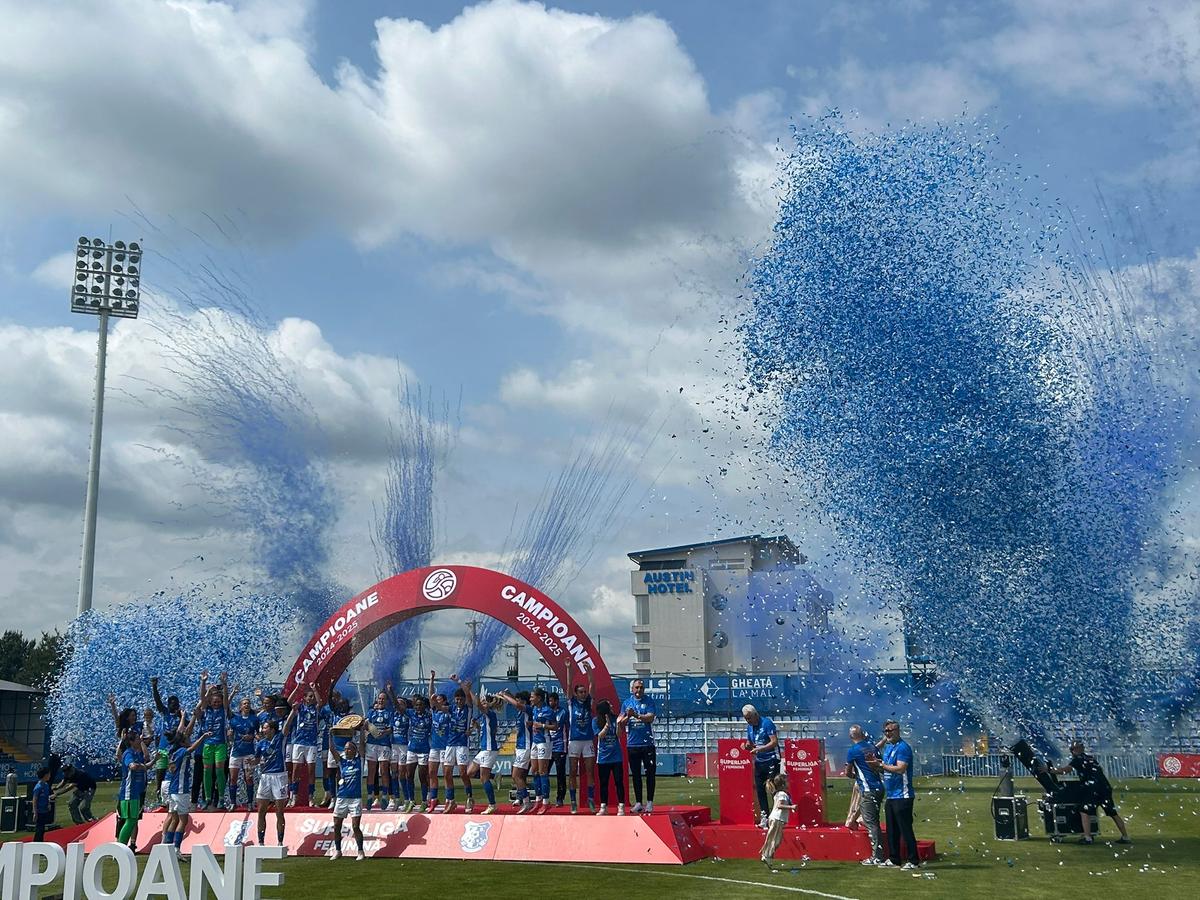 Farul a primit trofeul de campioană! Imagini superbe de la Ovidiu: copiii au invadat terenul