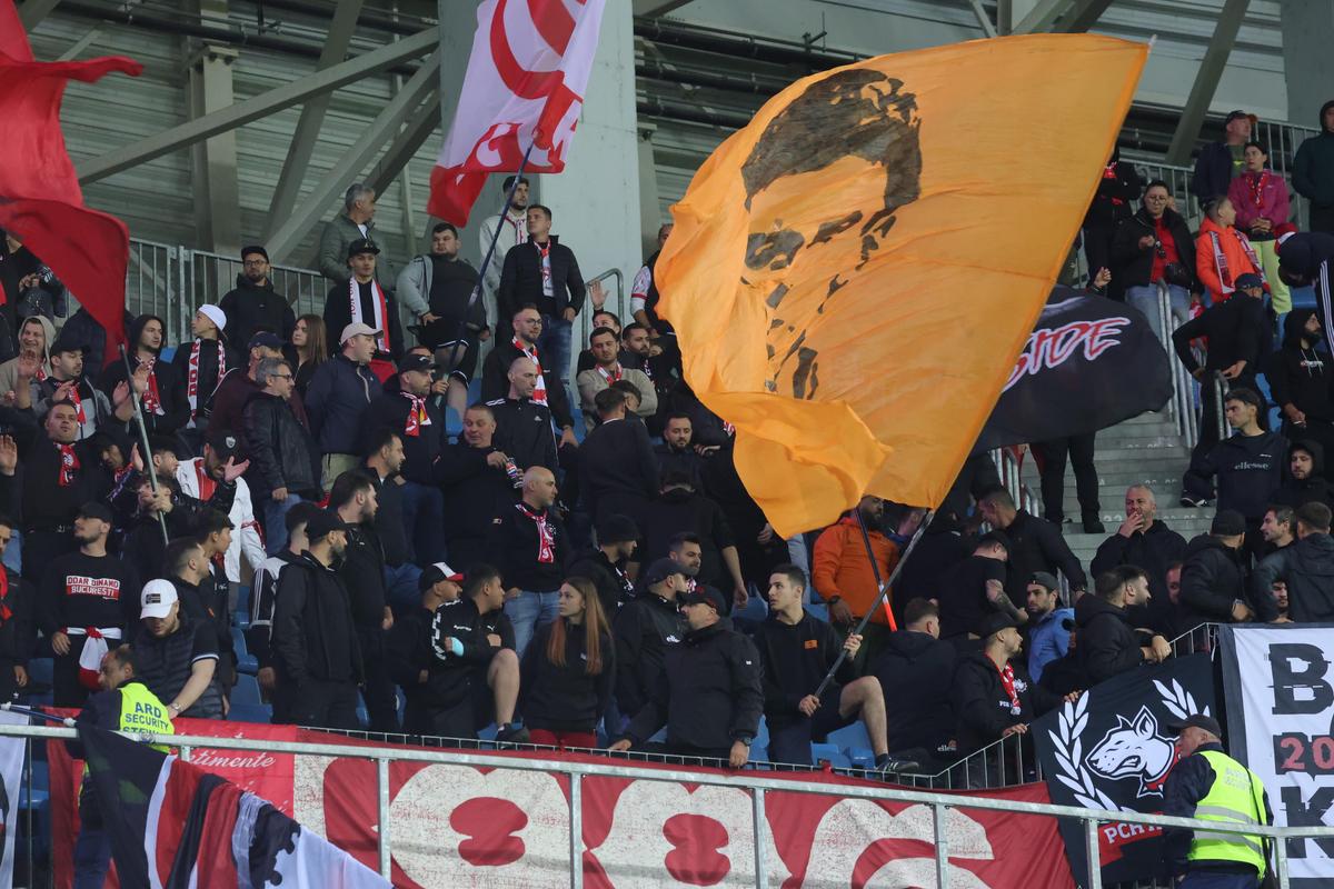 Conflict în peluza lui Dinamo la meciul cu Universitatea Craiova