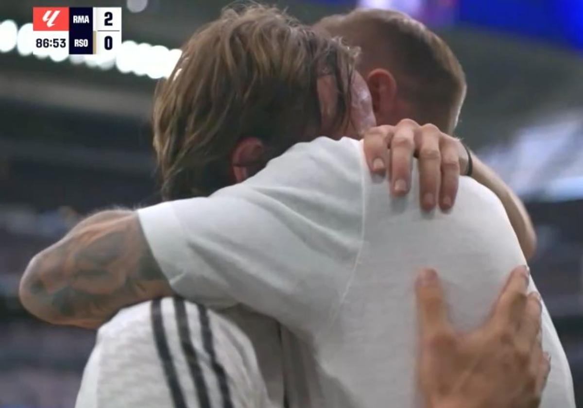 Copleșitor! S-au oprit în timpul meciului și au format garda de onoare pentru Luka Modric. Croatul, în lacrimi la ultimul lui meci pe „Bernabeu”