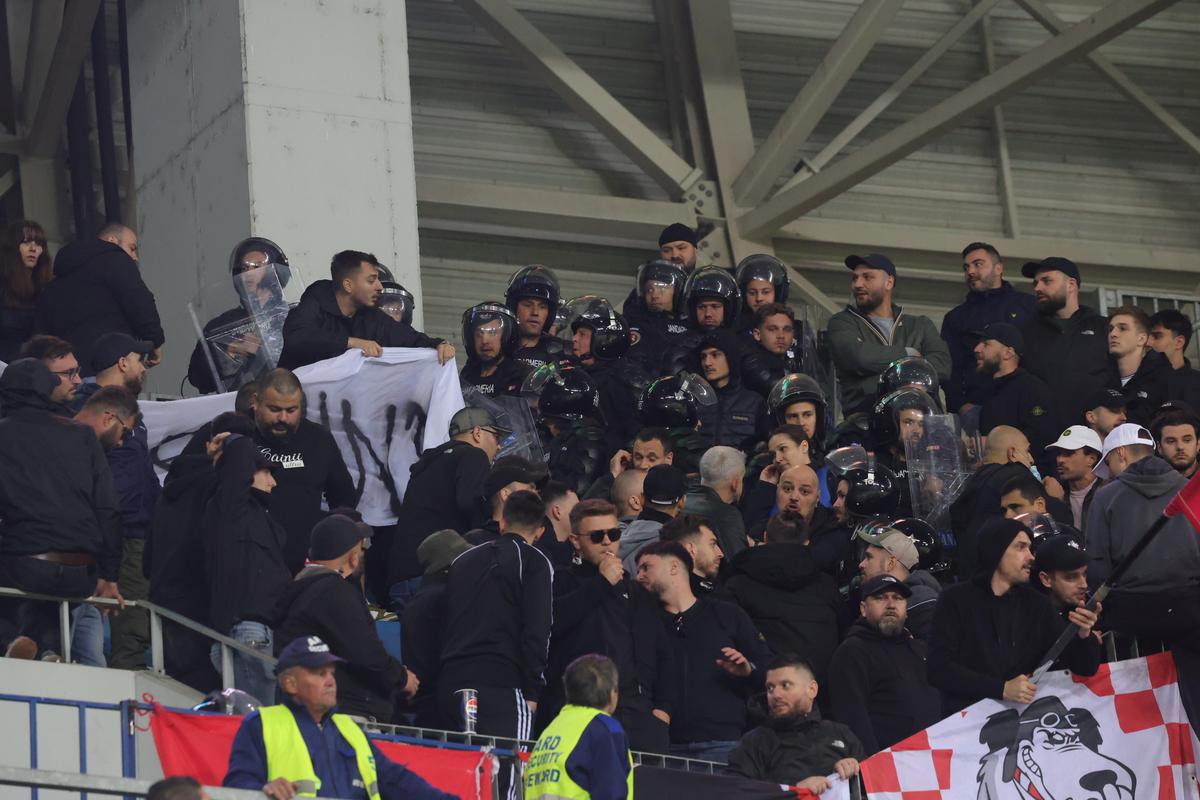 Conflict în peluza lui Dinamo la meciul cu Universitatea Craiova