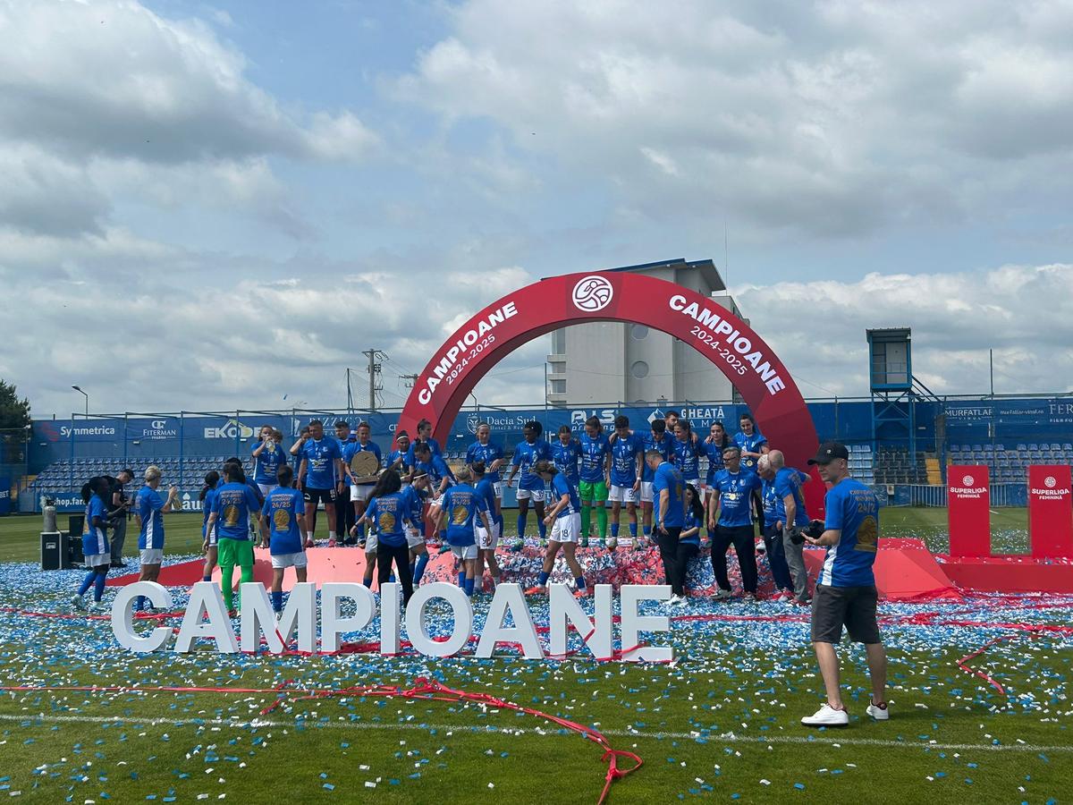 Farul a primit trofeul de campioană! Imagini superbe de la Ovidiu: copiii au invadat terenul