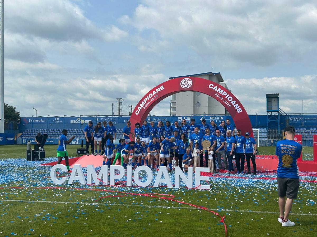 Farul a primit trofeul de campioană! Imagini superbe de la Ovidiu: copiii au invadat terenul