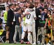 Copleșitor! S-au oprit în timpul meciului și au format garda de onoare pentru Luka Modric. Croatul, în lacrimi la ultimul lui meci pe „Bernabeu”