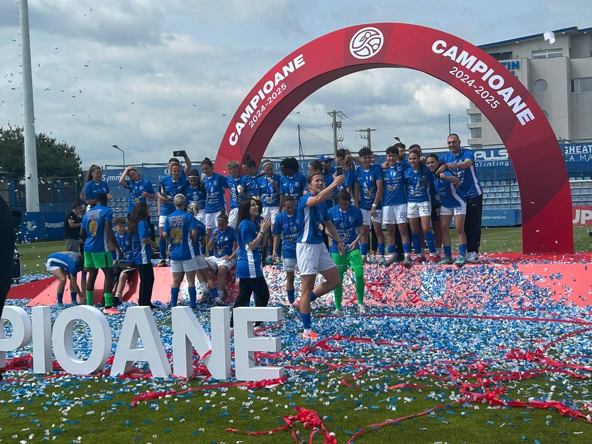 Farul a primit trofeul de campioană! Imagini superbe de la Ovidiu: copiii au invadat terenul