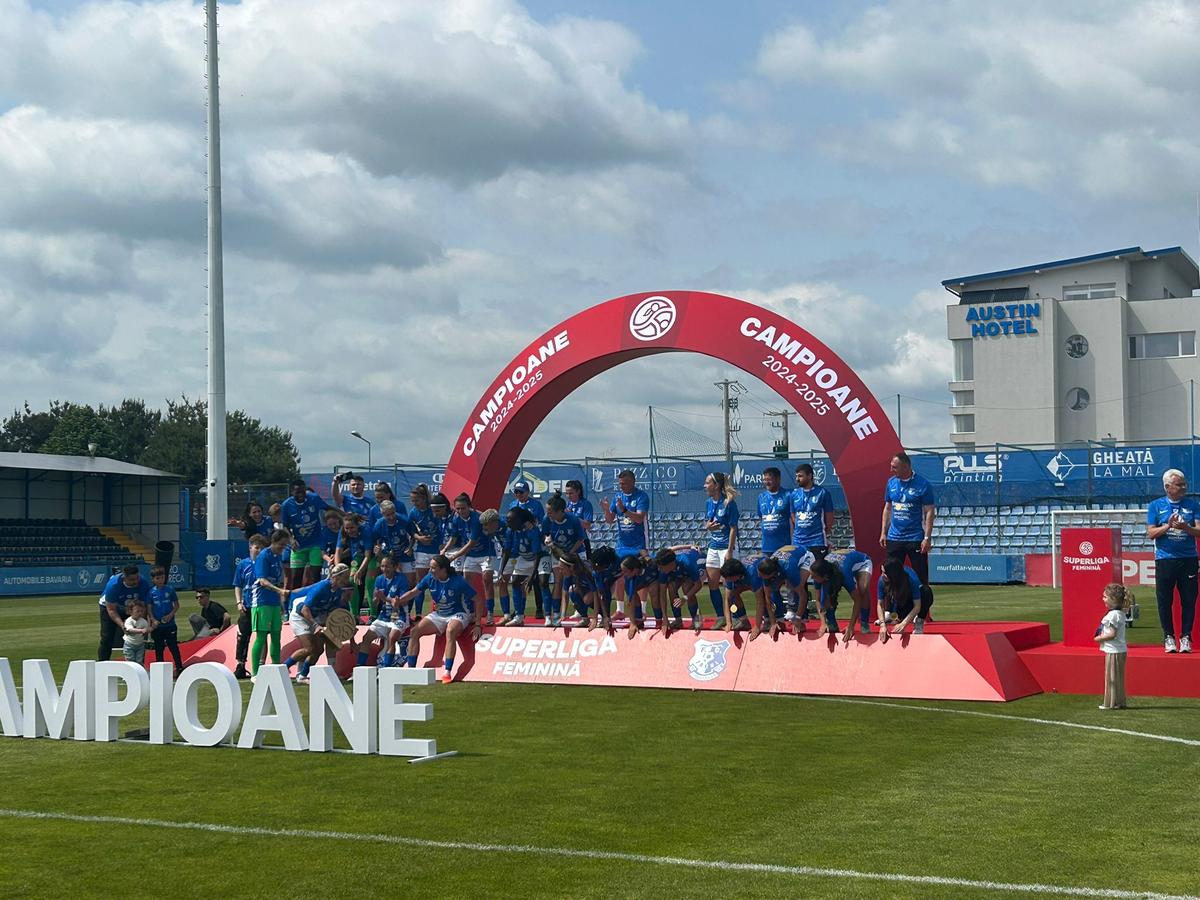 Farul a primit trofeul de campioană! Imagini superbe de la Ovidiu: copiii au invadat terenul