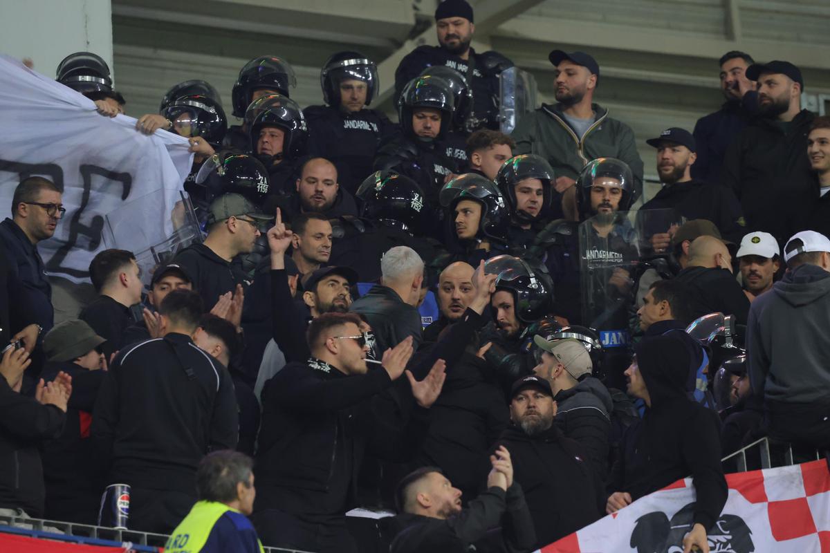 Conflict în peluza lui Dinamo la meciul cu Universitatea Craiova
