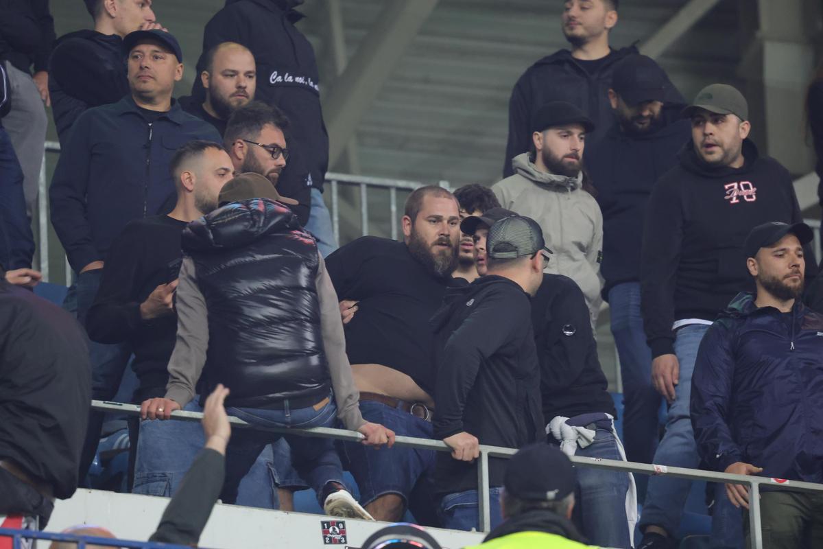 Conflict în peluza lui Dinamo la meciul cu Universitatea Craiova