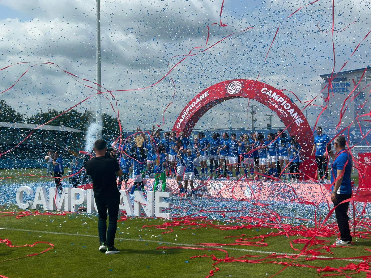 Farul a primit trofeul de campioană! Imagini superbe de la Ovidiu: copiii au invadat terenul