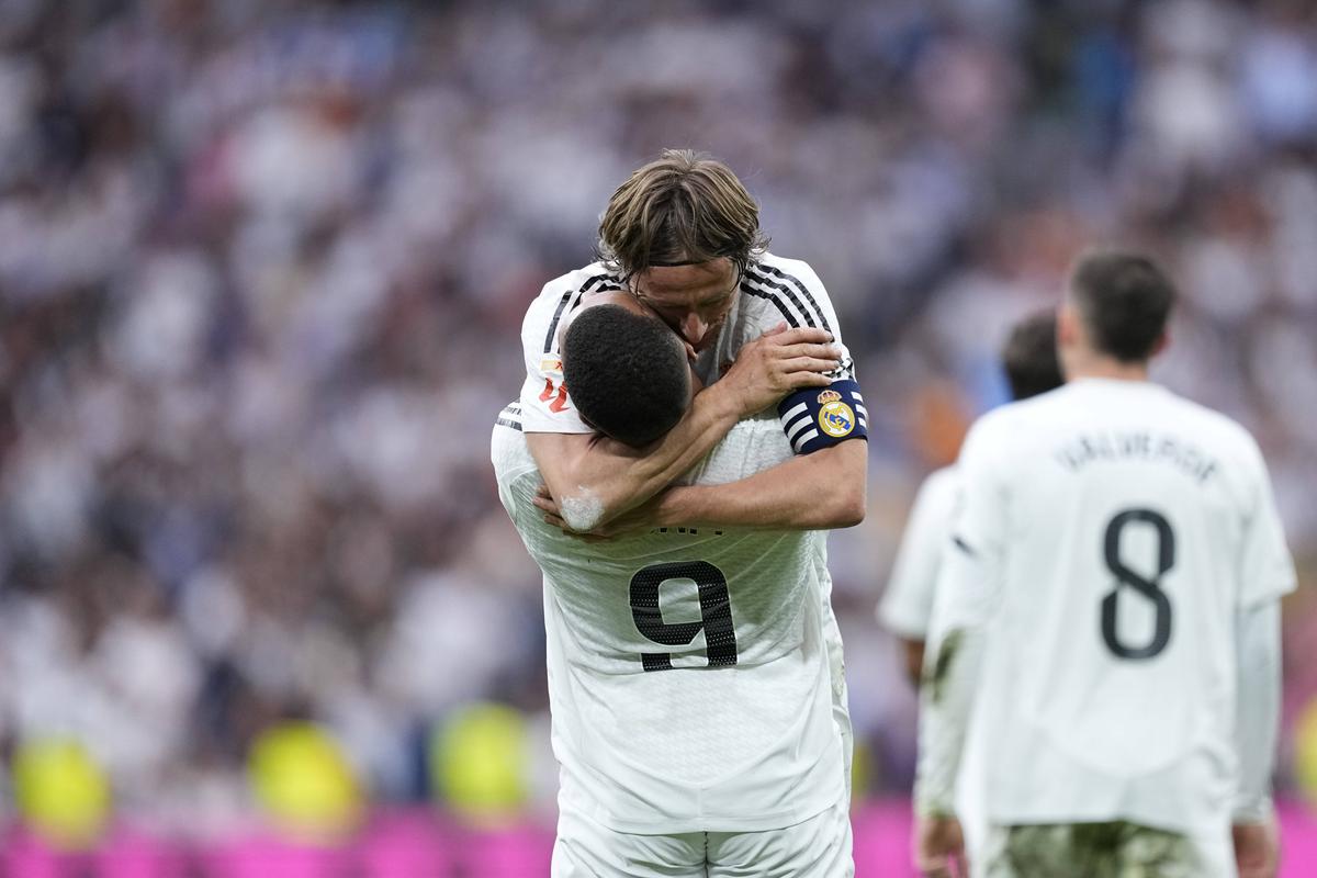 Copleșitor! S-au oprit în timpul meciului și au format garda de onoare pentru Luka Modric. Croatul, în lacrimi la ultimul lui meci pe „Bernabeu”