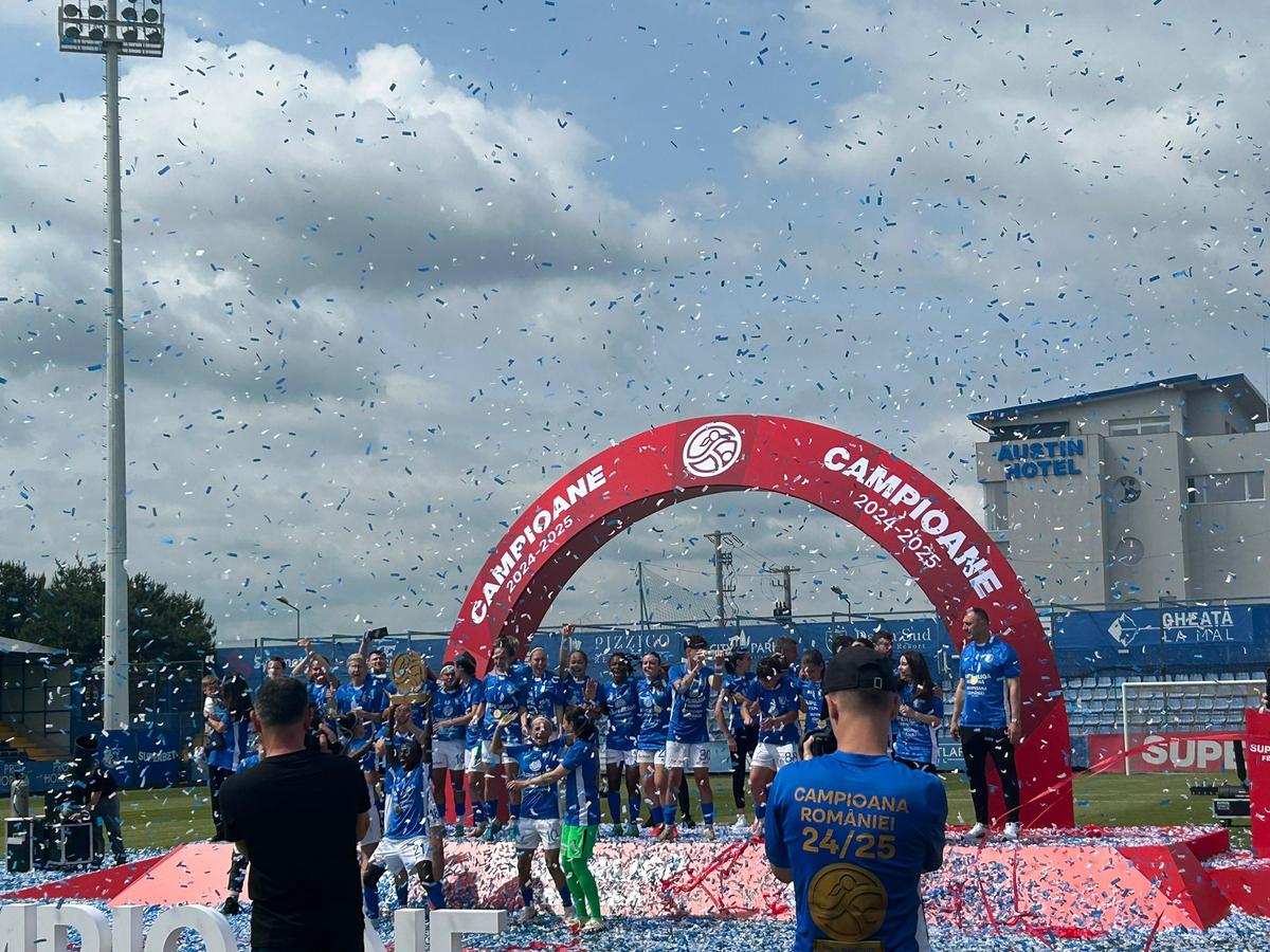Farul a primit trofeul de campioană! Imagini superbe de la Ovidiu: copiii au invadat terenul