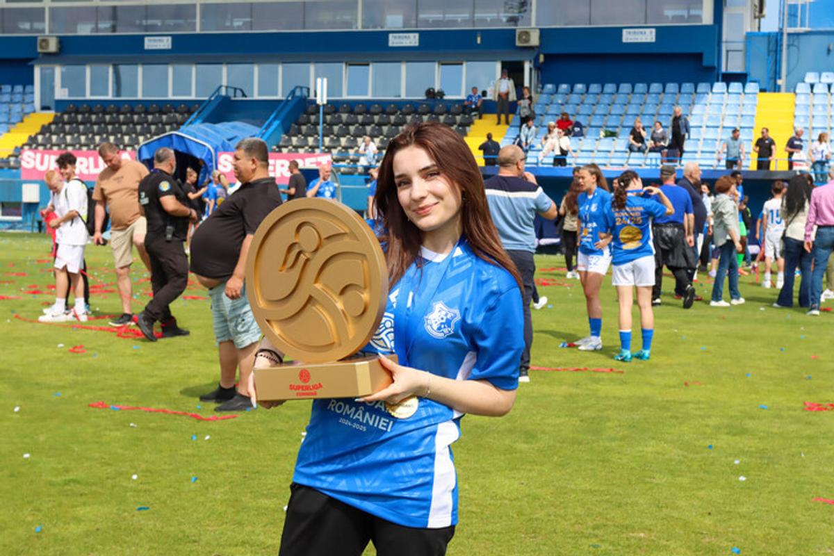 Farul a primit trofeul de campioană! Imagini superbe de la Ovidiu: copiii au invadat terenul