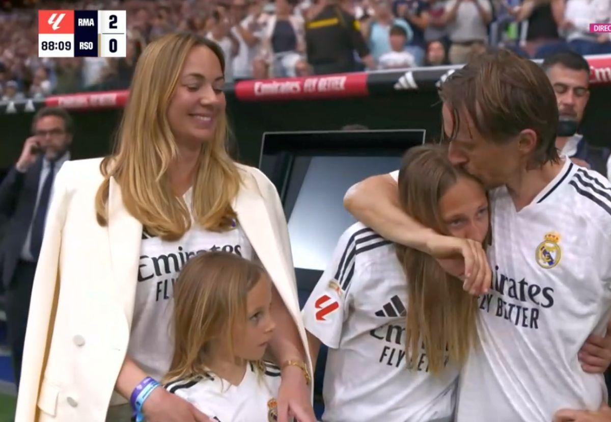 Copleșitor! S-au oprit în timpul meciului și au format garda de onoare pentru Luka Modric. Croatul, în lacrimi la ultimul lui meci pe „Bernabeu”