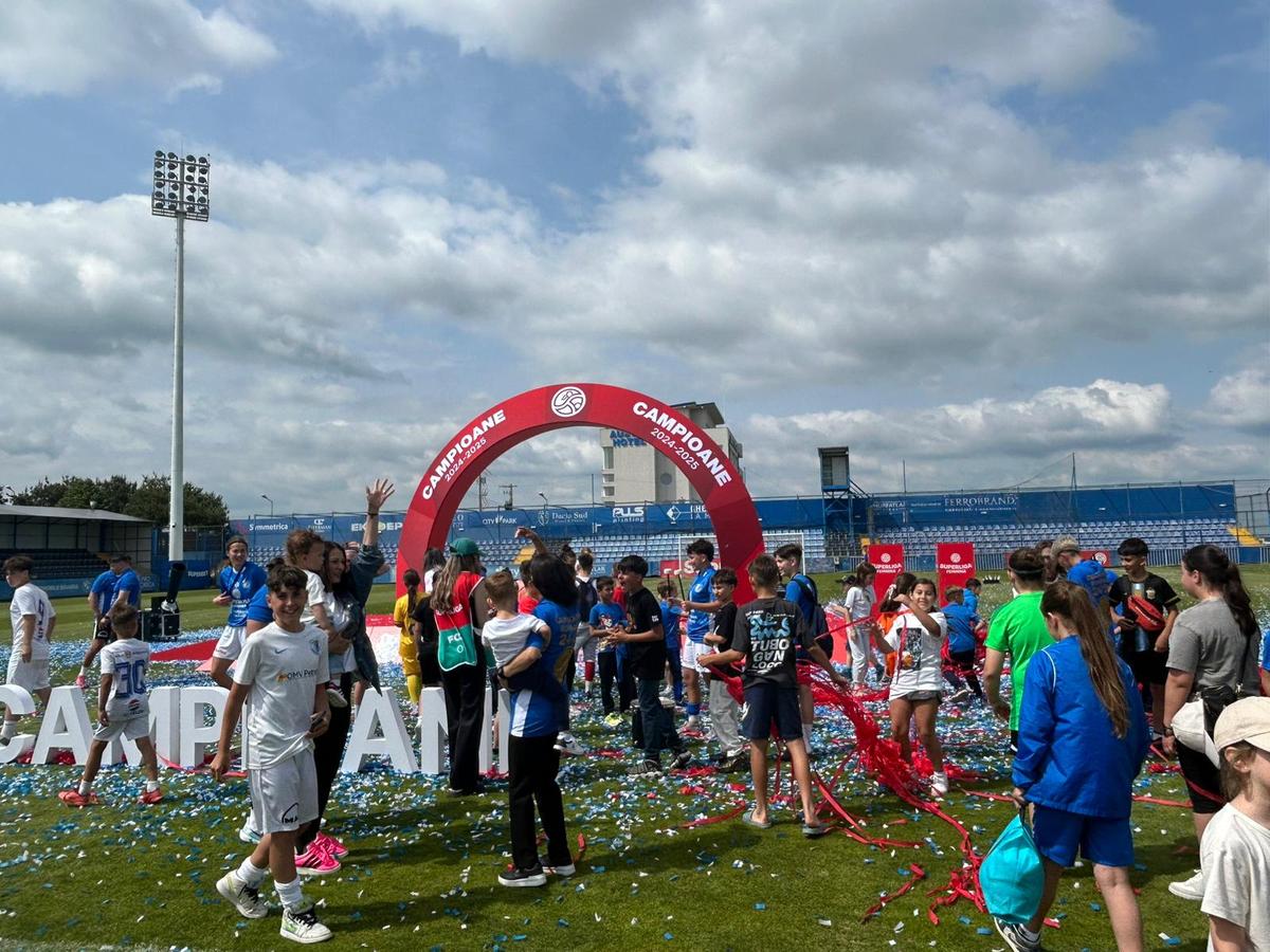Farul a primit trofeul de campioană! Imagini superbe de la Ovidiu: copiii au invadat terenul