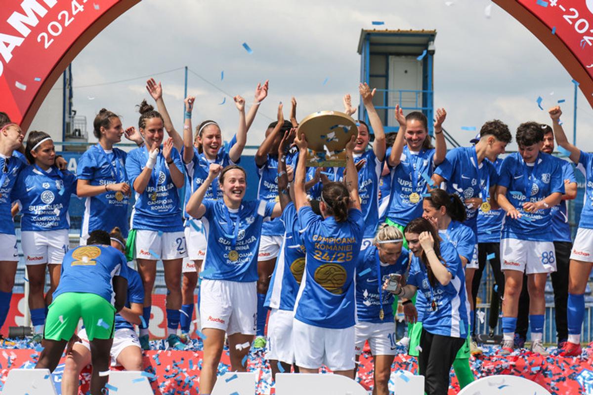 Farul a primit trofeul de campioană! Imagini superbe de la Ovidiu: copiii au invadat terenul