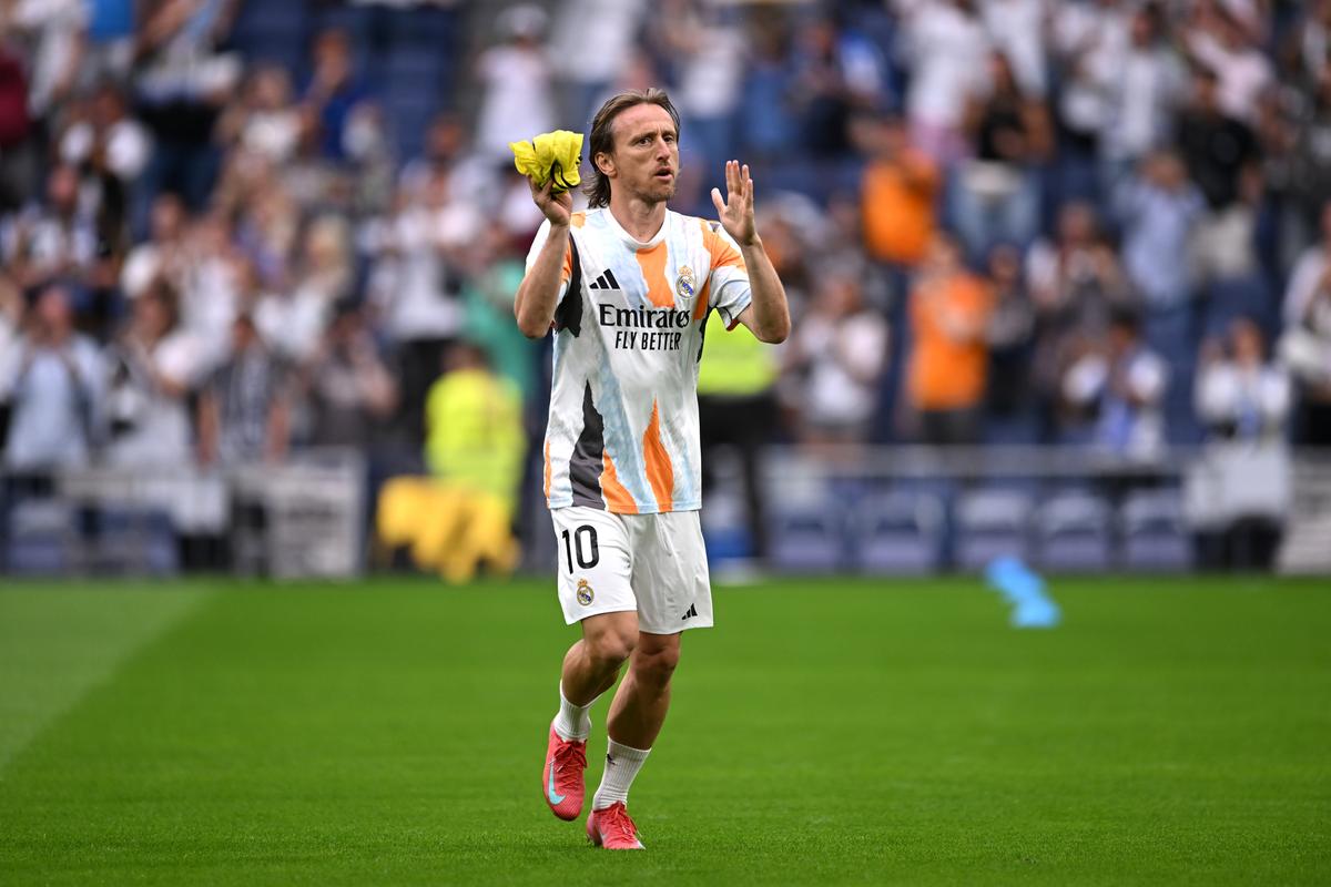 Copleșitor! S-au oprit în timpul meciului și au format garda de onoare pentru Luka Modric. Croatul, în lacrimi la ultimul lui meci pe „Bernabeu”