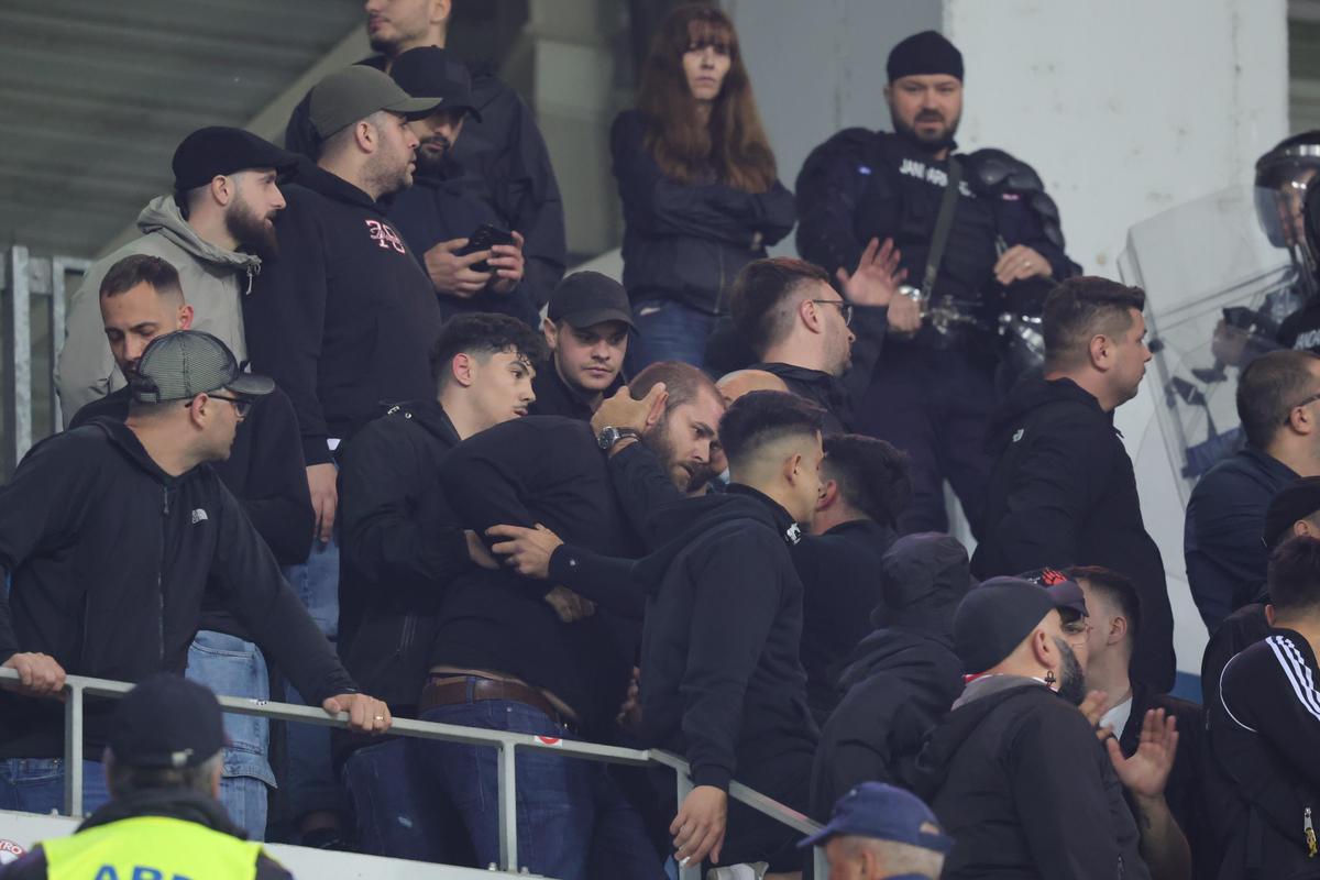 Conflict în peluza lui Dinamo la meciul cu Universitatea Craiova