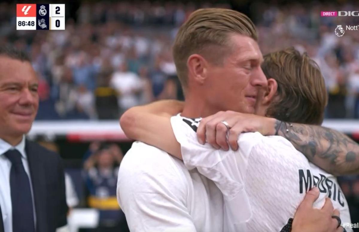 Copleșitor! S-au oprit în timpul meciului și au format garda de onoare pentru Luka Modric. Croatul, în lacrimi la ultimul lui meci pe „Bernabeu”