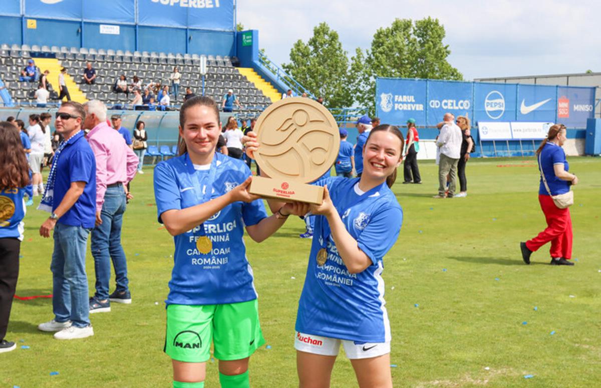 Farul a primit trofeul de campioană! Imagini superbe de la Ovidiu: copiii au invadat terenul