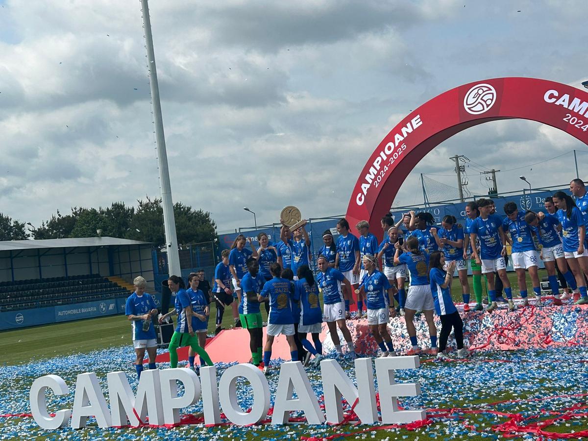 Farul a primit trofeul de campioană! Imagini superbe de la Ovidiu: copiii au invadat terenul