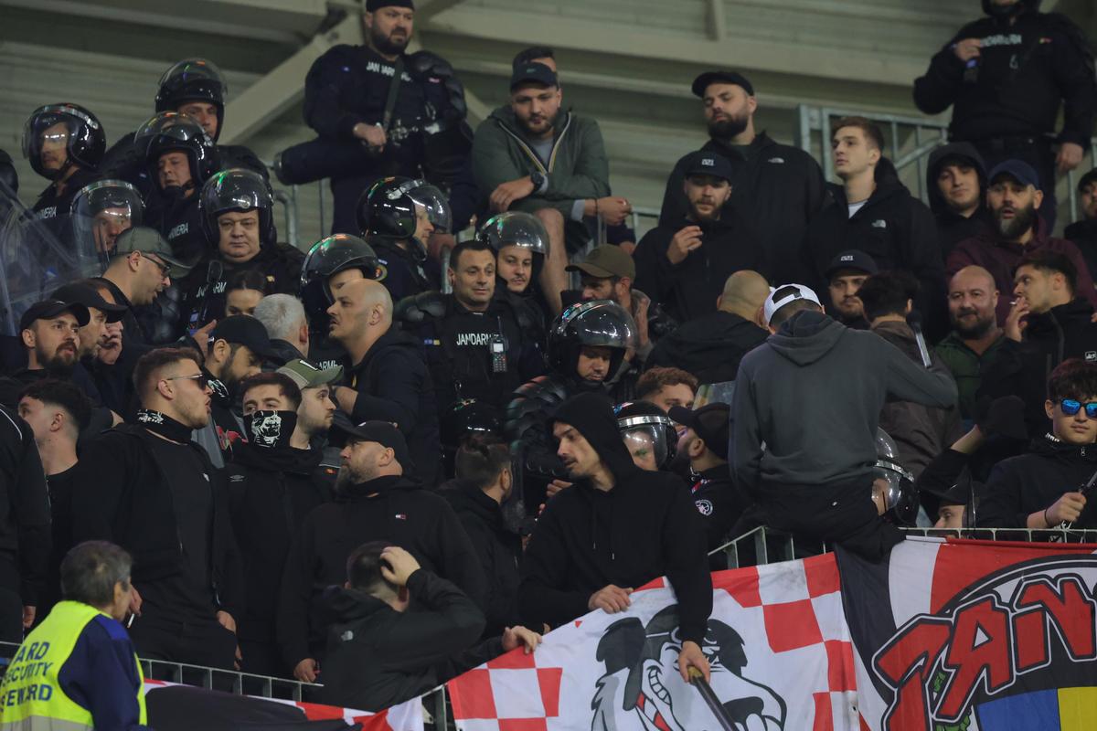 Conflict în peluza lui Dinamo la meciul cu Universitatea Craiova